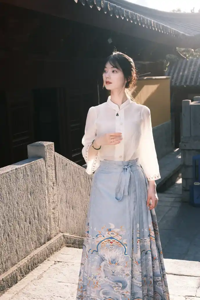 DVD光盘堆积如山的仓库照片